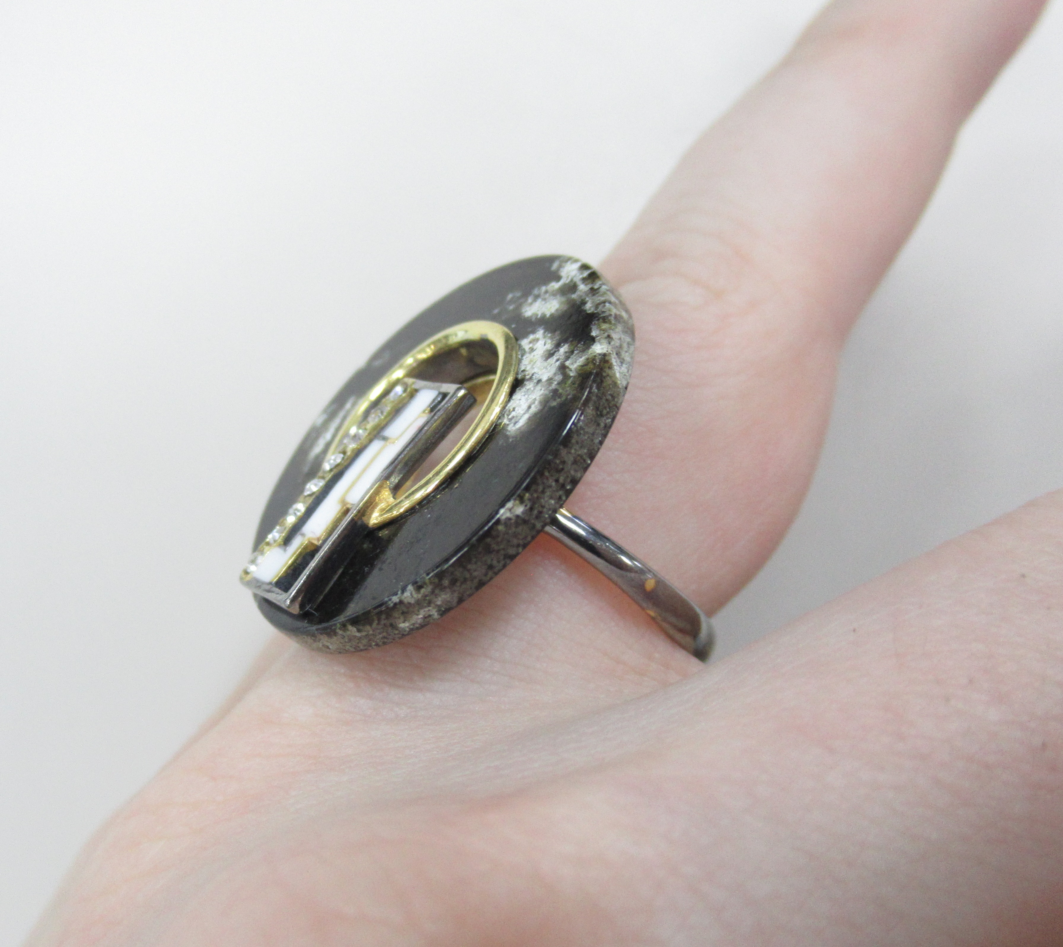 Серебряное кольцо с янтарем